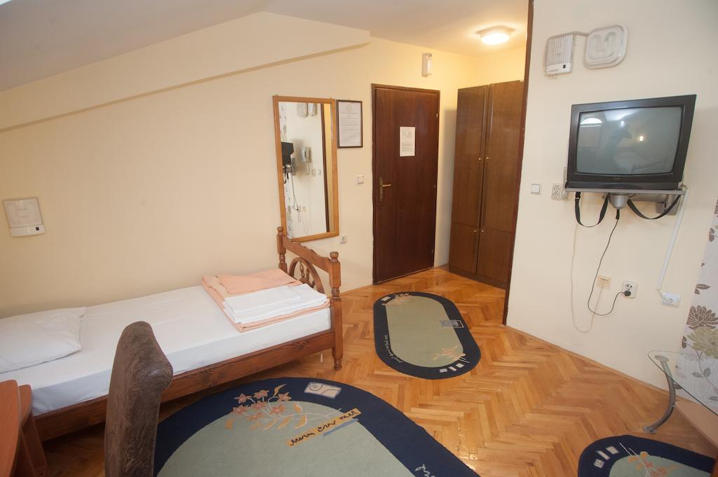 Hotel Extra Lion Md Ni Екстериор снимка